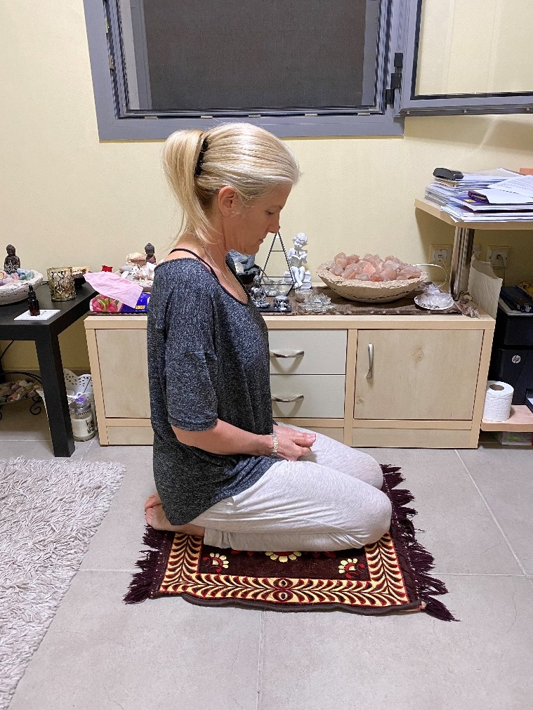 ישיבת עקבים עם מודרה — מבט מהצד