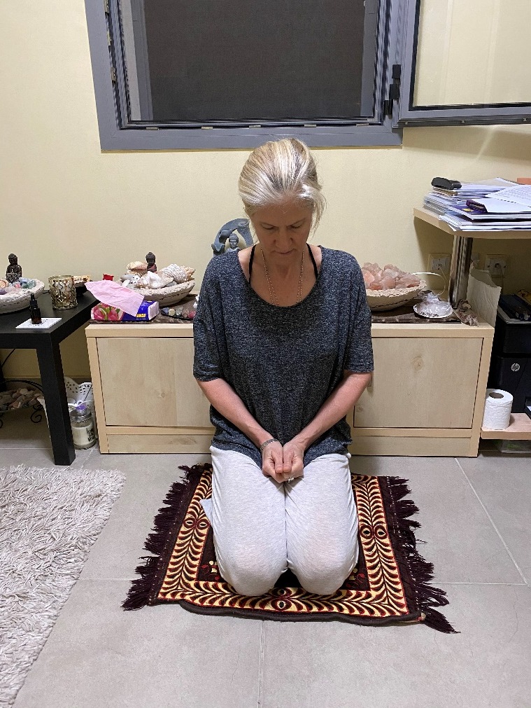 ישיבת עקבים עם מודרה — מבט מלפנים